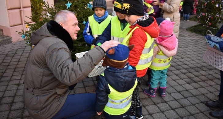 zdobení stromečků v atriu 2019 (28).jpg